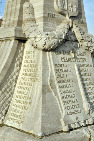 Herdenkingsmonument Bocholt met oplijsting van de gesneuvelden